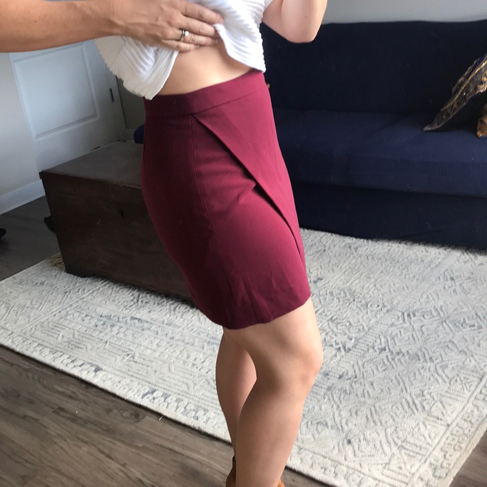 🍁 Paneled maroon mini skirt